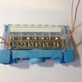 ШИНА НОЛЬ  на 7 присоединений предназначена,  для коммутации жил нулевых проводов и кабелей. Номинальный ток: 100 А. Производите