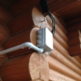 Ввод кабеля сип на фасаде  деревянного дома по правилам ПУЭ.