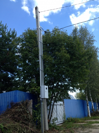 Высокая трубостойка установлена через дорогу в Солнечногорском районе.